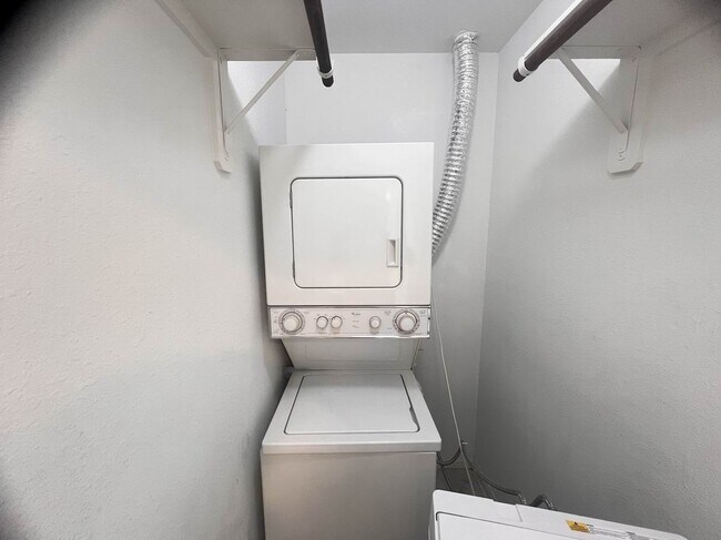 Building Photo - 5333 Richmond Ave.