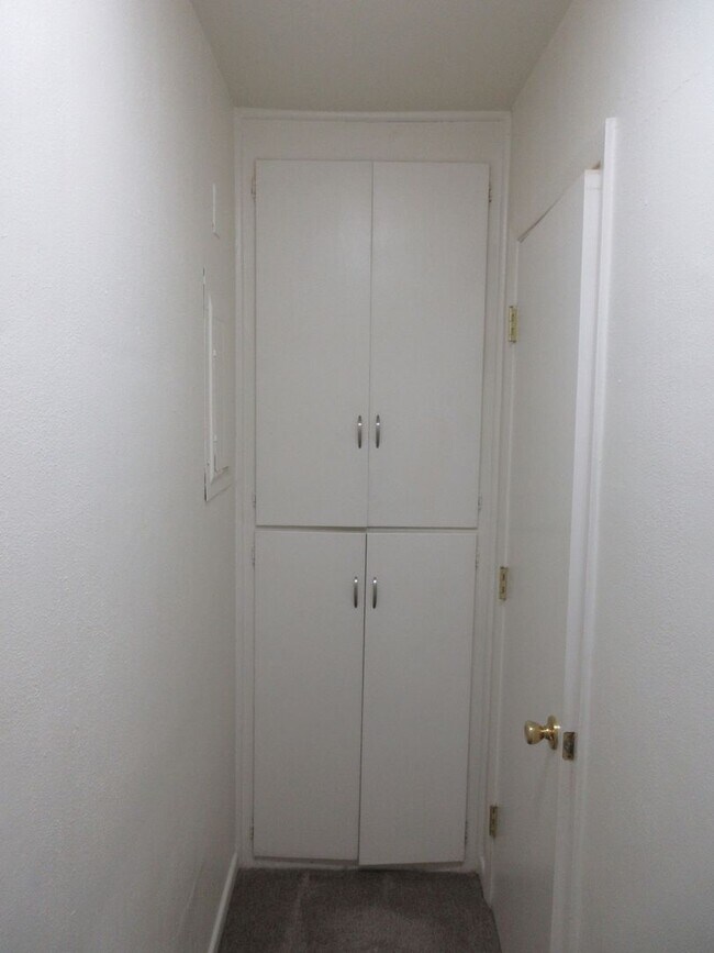 Building Photo - One Bedroom House, Water, Sewer and Garbage are Provided!