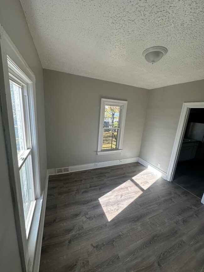 Building Photo - 104-104.5-1045 Bernard St