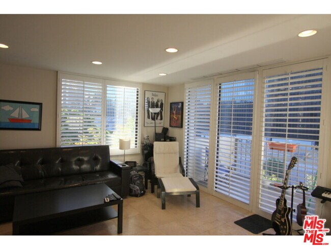 Building Photo - 2160 Century Pk E