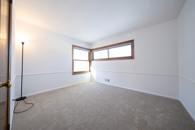 Building Photo - 5209 W 61st St