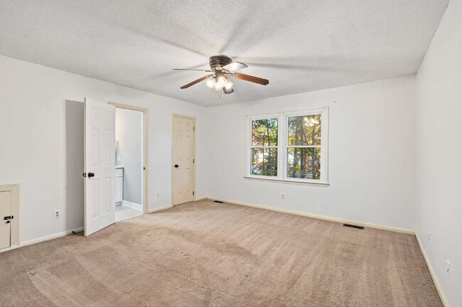 Building Photo - 3-Bed Spacious End Unit Townhouse