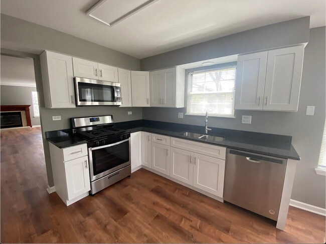 Building Photo - 2111 Camden Ln