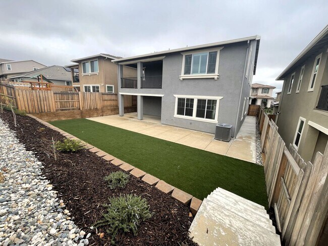 Building Photo - 5 Bedrooms Home in Russell Ranch