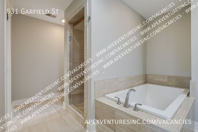 Building Photo - 531 Garfield St