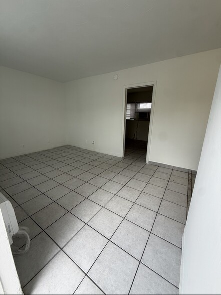 Building Photo - 900 NE 17th Ter