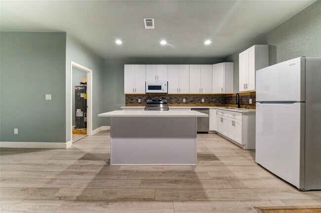 Building Photo - 4323 Continental Dr