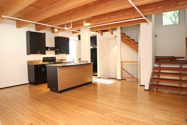 Building Photo - 318-320 W Myrtle