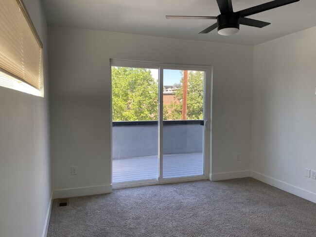 Building Photo - Beautiful, newer (2024) townhome in the de...