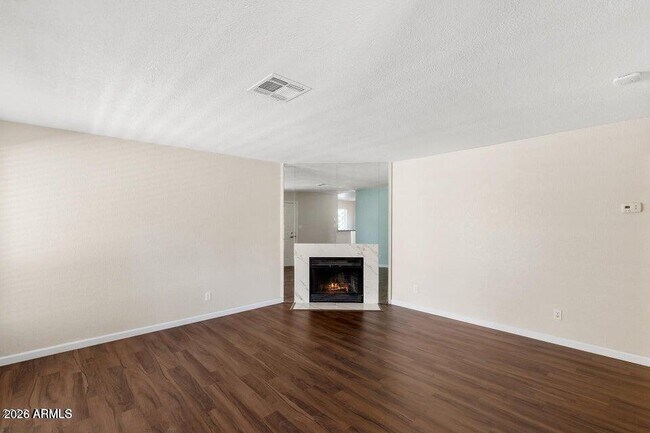 Building Photo - 330 W Tonopah Dr