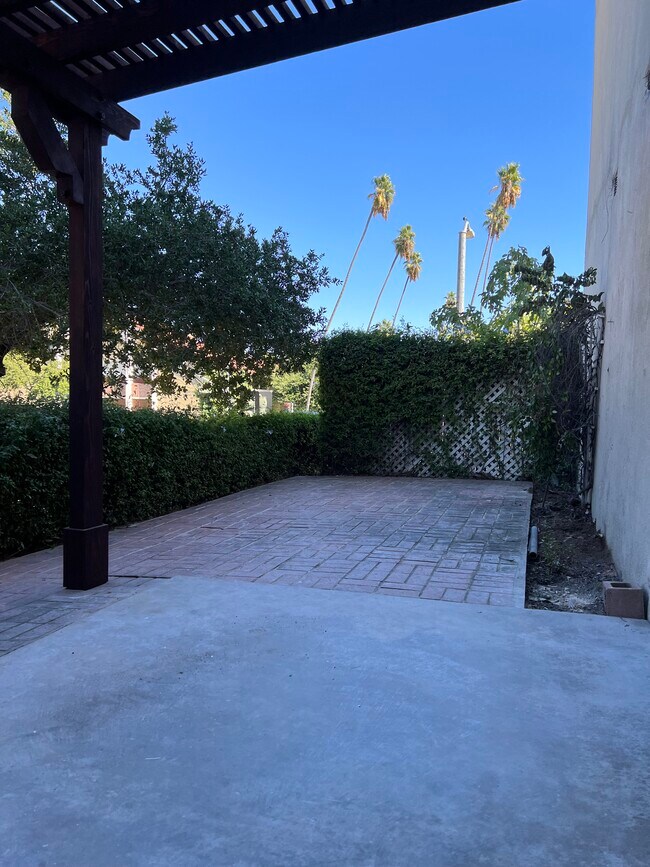 Patio III - 1515 Oak St