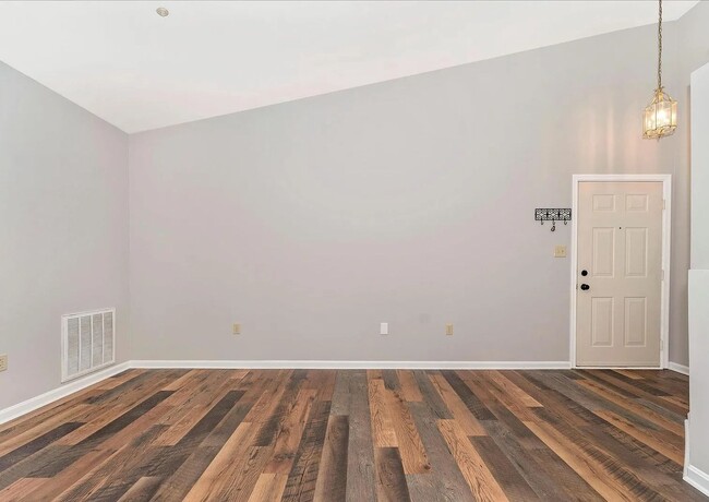 Building Photo - Beautiful 3rd floor condo in Jefferson ava...