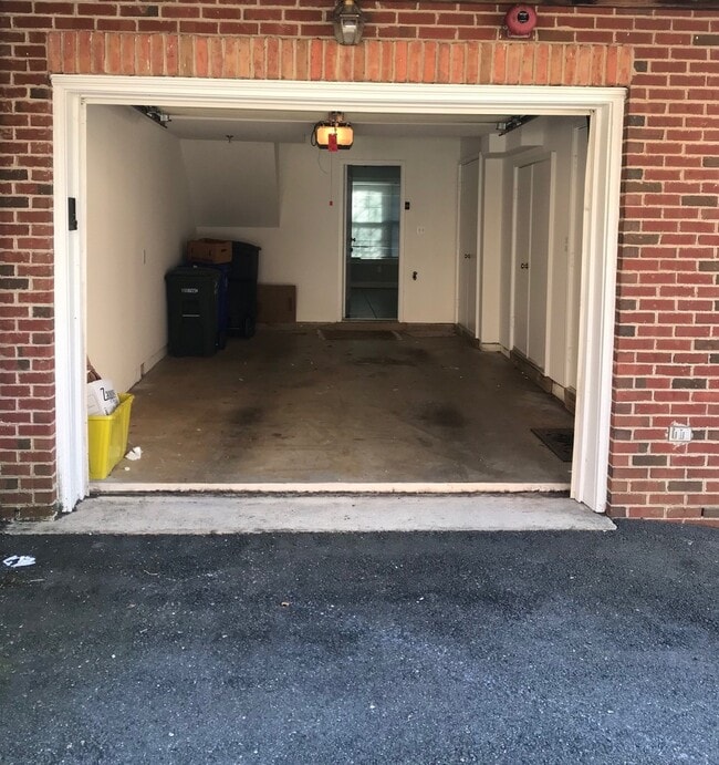 Building Photo - 4 Story Arlington Home / With Garage Parking in Stellar Location!