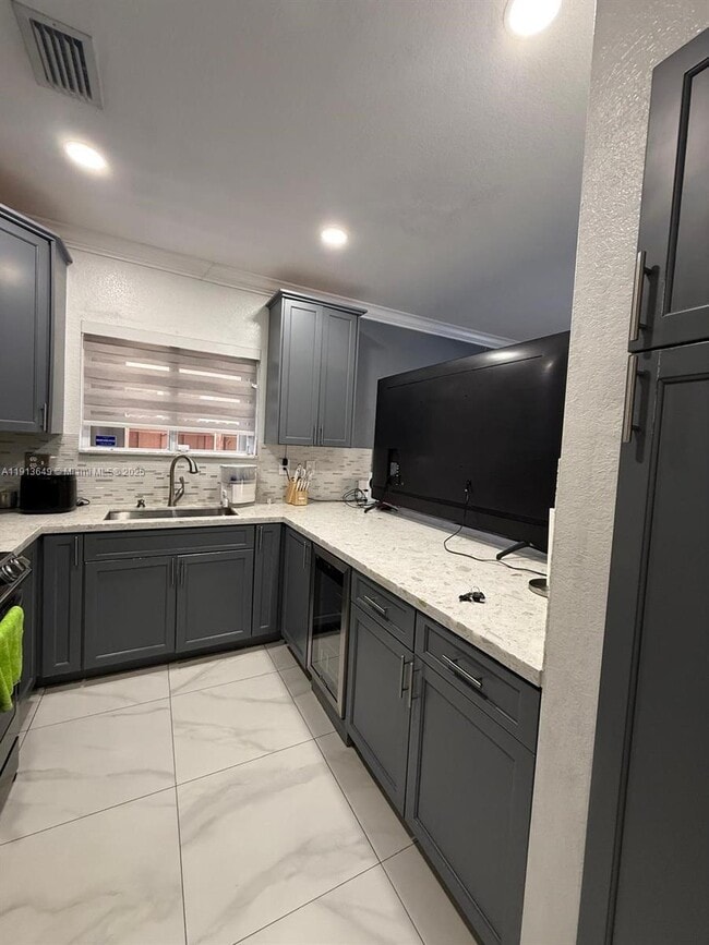 Building Photo - 239 SE 31st Terrace