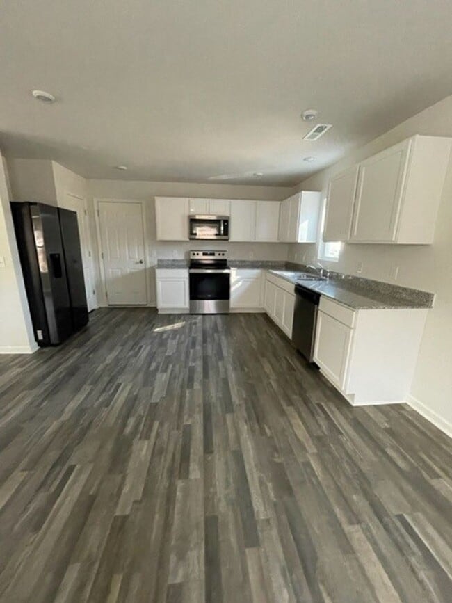 Building Photo - ****** HALF OFF FIRST FULL MONTH OF RENT!! ******