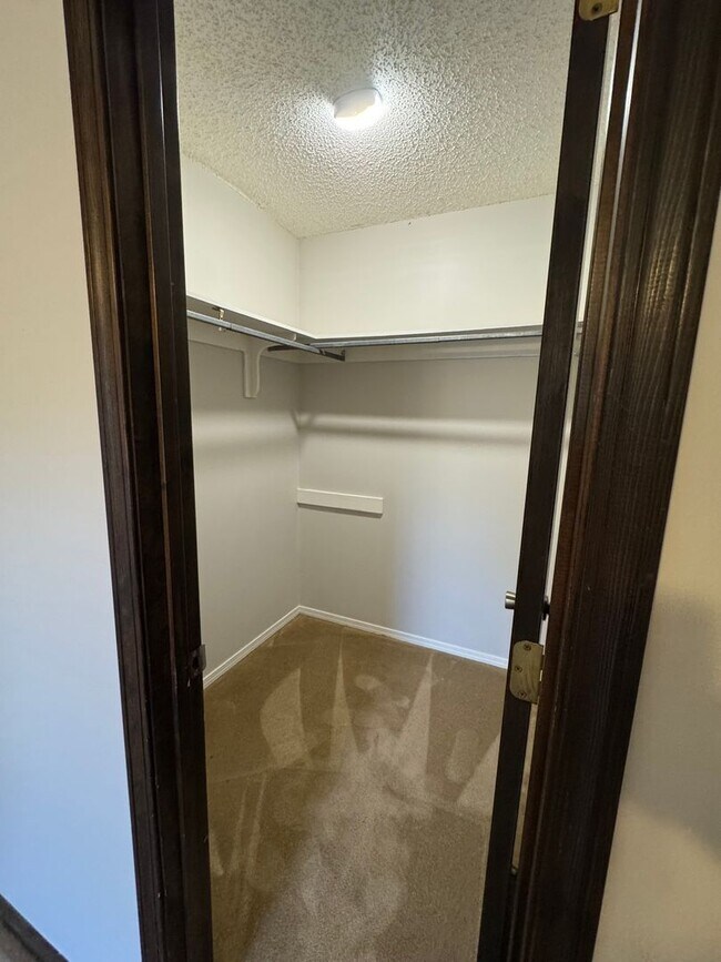 Building Photo - 3 Bedroom Home with Fenced Yard!!