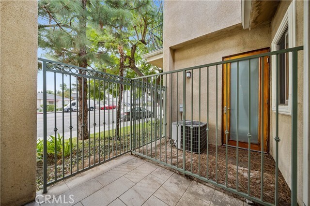 Building Photo - 216 N Buena Vista St