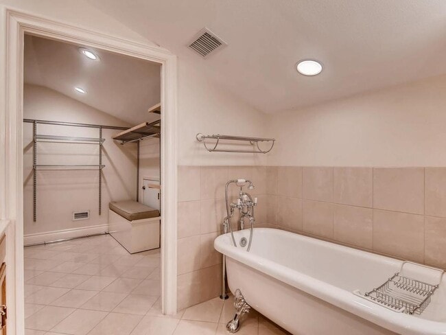 Building Photo - 1713 Bay Hill Dr