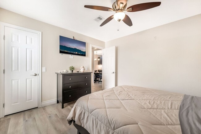 Building Photo - Modern Resort-Style Living in a Beautifully Renovated Gated Community Retreat!