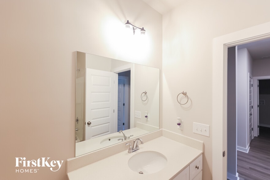 Building Photo - 61 County Rd 1700