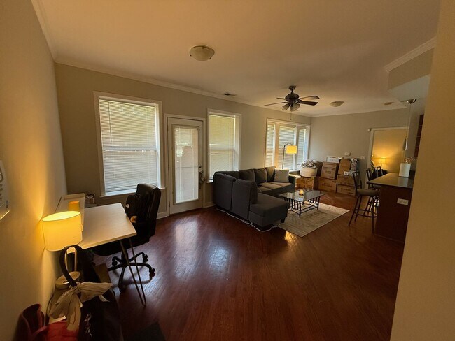 Building Photo - Beautiful 1 Bed / 1 Bath Apartment Available July 1st in Rogers Park!