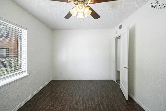 Building Photo - 2104 Virginia Dr
