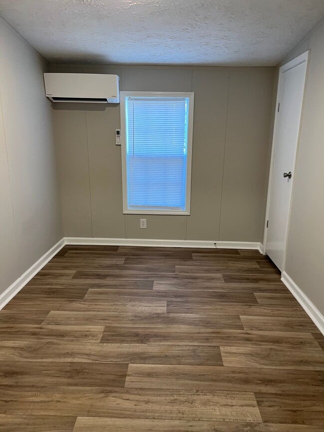 Building Photo - Fully Renovated & Pet Friendly 3 Bedroom, ...