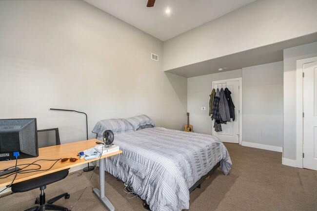 Building Photo - 3315 W Hayward Pl