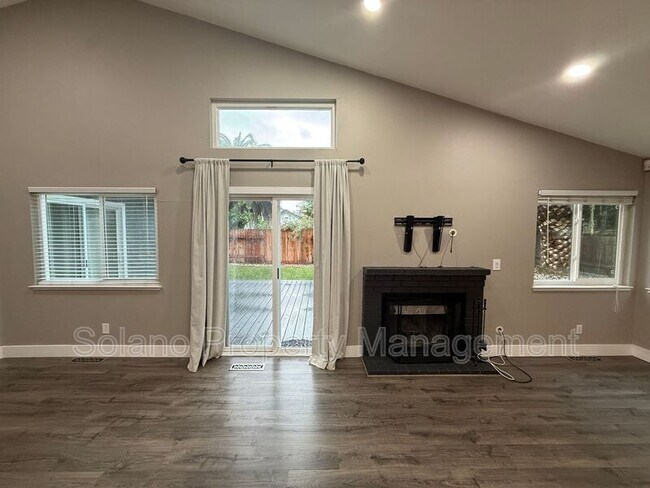 Building Photo - 921 Hickory Ave