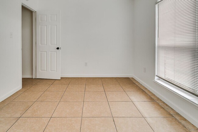 Building Photo - Great Freshly updated 3 bed 2 bath!