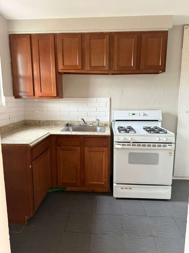 Building Photo - Beautiful updated townhome