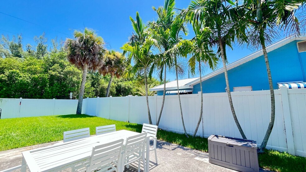 Building Photo - 2025 S Ocean Dr