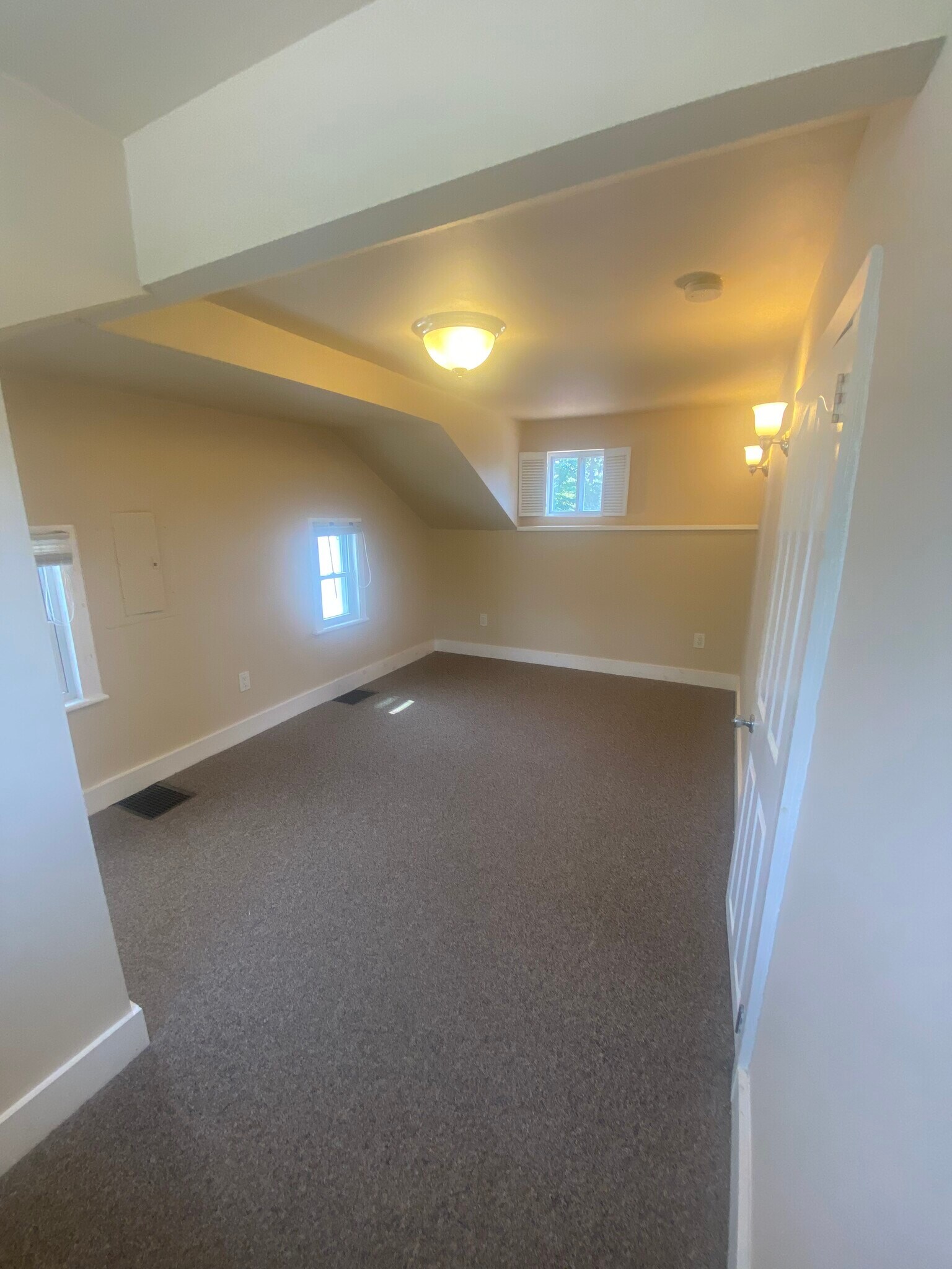 Building Photo - 261 Main St