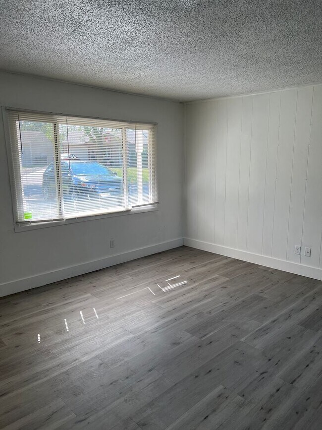 Building Photo - Spacious home - Great location!