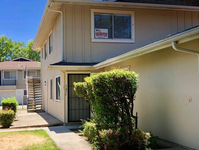 Building Photo - $1,350 Marks & Shaw 2 Bedroom Townhouse, c...