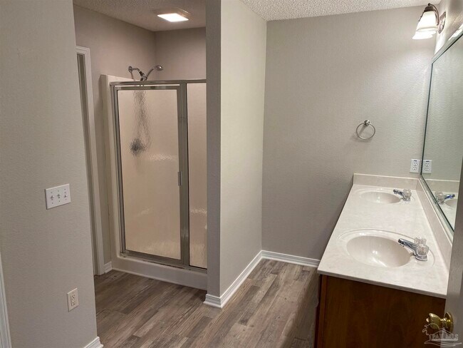 Building Photo - 5162 Brookside Dr