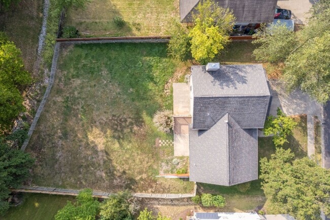 Building Photo - Fantastic Location! Close to MKT & Twin Lakes! 3BR/2.5BA/2000sqft., 2-Car Garage, Large Fenced Ya...