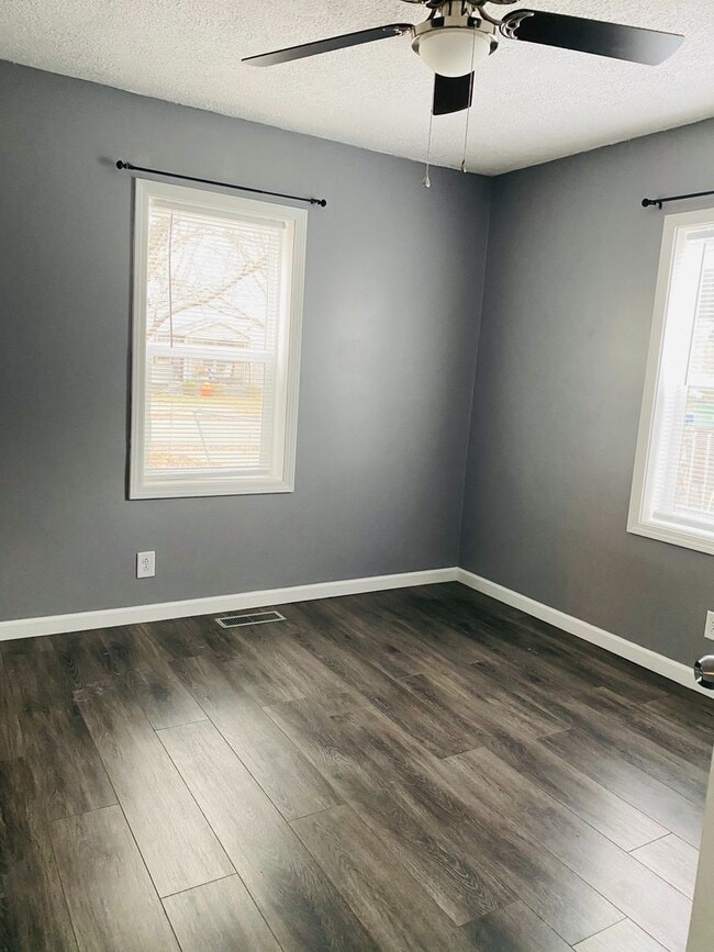 Building Photo - Charming 2-Bedroom Home with Private Driveway & Large Fenced Backyard