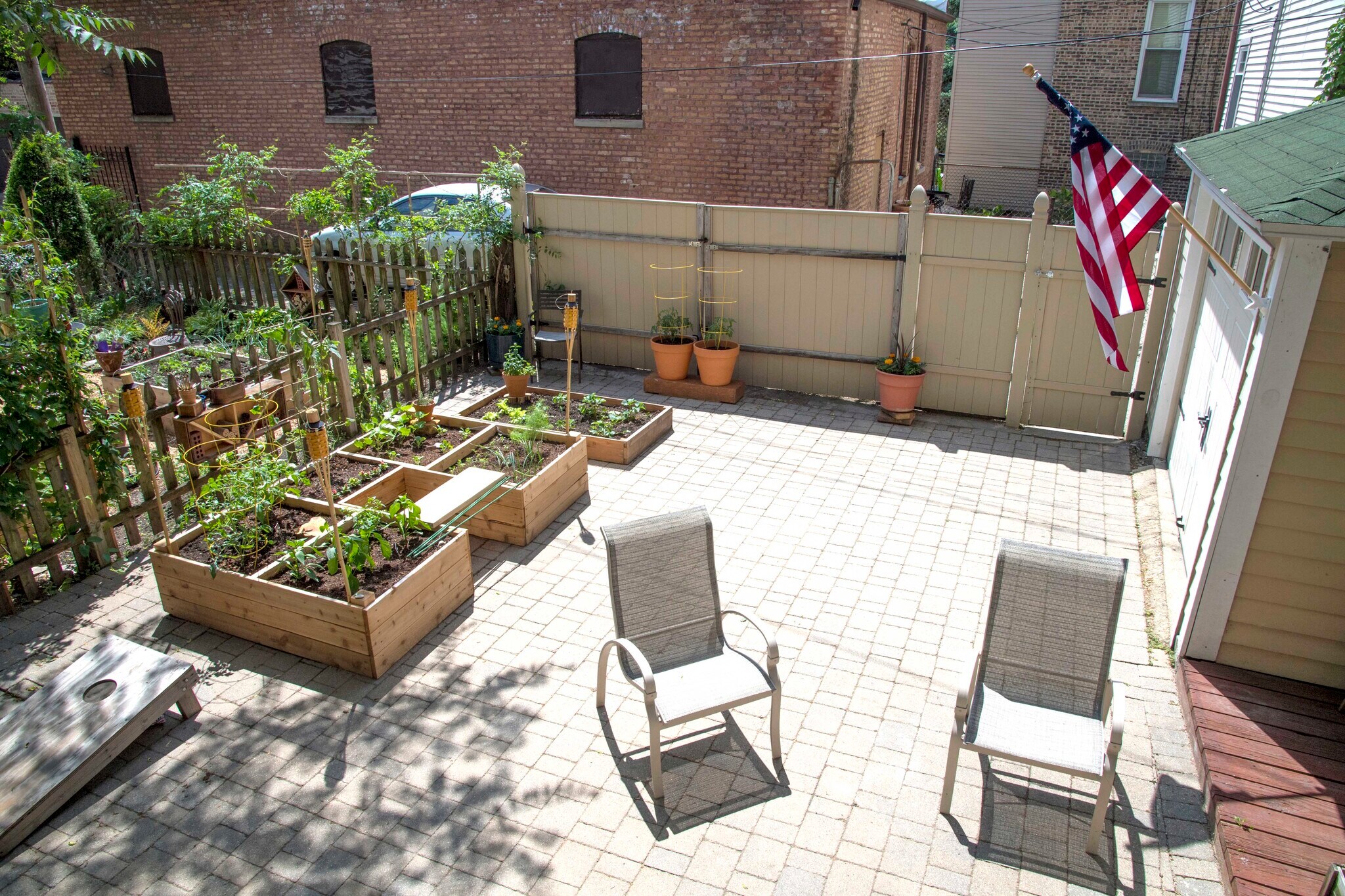 shared yard - 952 N Hoyne Ave