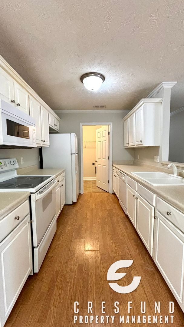 Building Photo - BRAND NEW FLOORING!!! - 2 Bed, 2 Bath Cond...