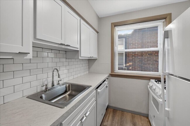Building Photo - 4939 Pernod Ave