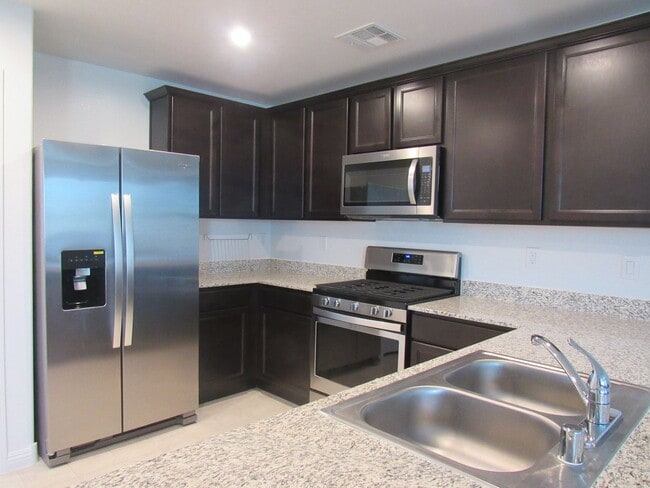 Building Photo - 3 Bedroom Townhome located near Nellis Base!