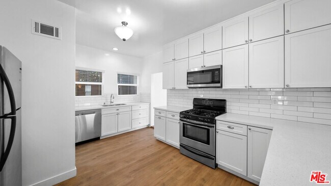 Building Photo - 850 Serrano Pl