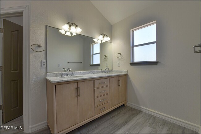 Building Photo - 672 Sequeiros Ct