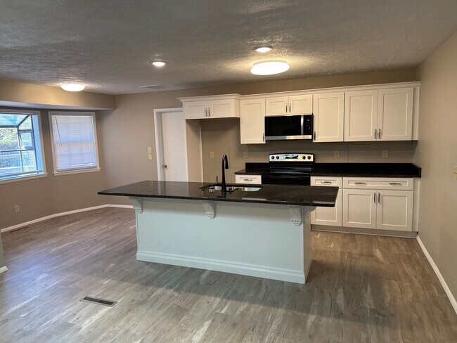 Building Photo - 3 Bedroom 2 Bath 2 Car Garage! Southeast! ...