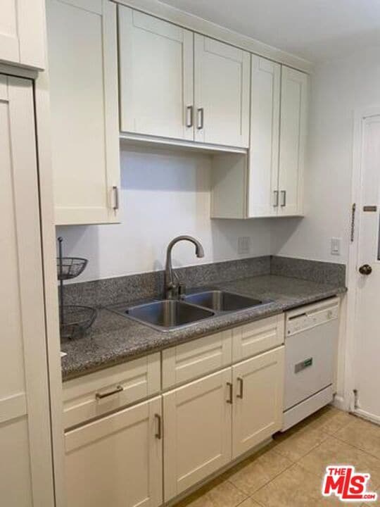 Building Photo - 5784 Corbett St