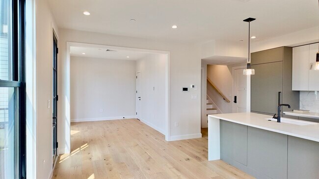 Building Photo - 201 Washington St