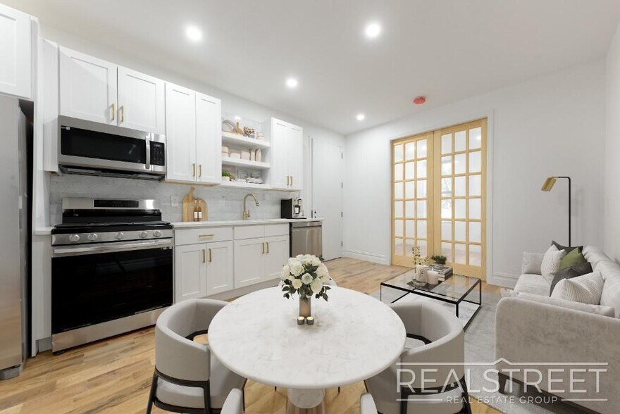 Building Photo - STUNNING 4.5+ BED 3 BATH DUPLEX + YARD IN ...