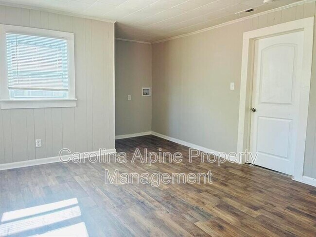 Building Photo - 410 Carolina Ave