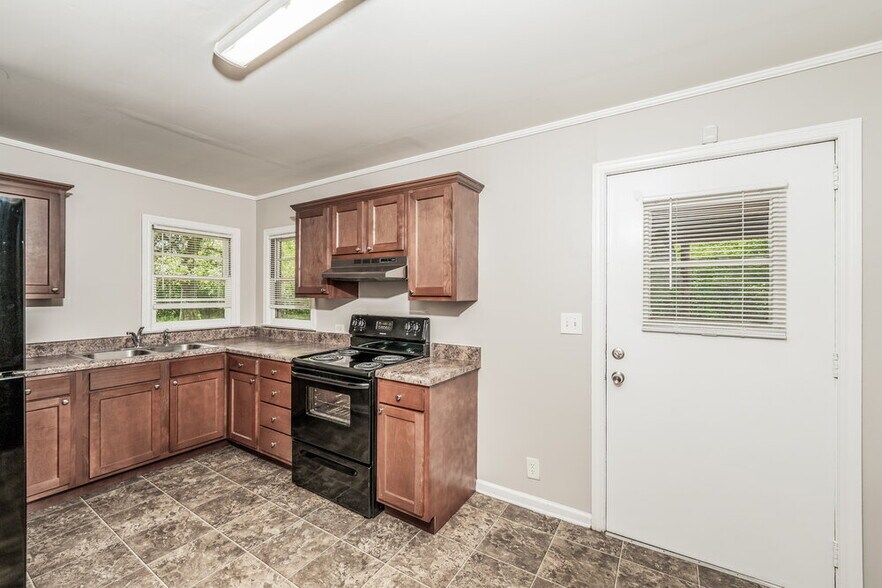 Building Photo - 711 Sunny Ln Dr NE
